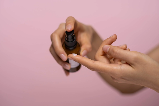 Une femme qui se demande comment utiliser un sérum pour le visage.
