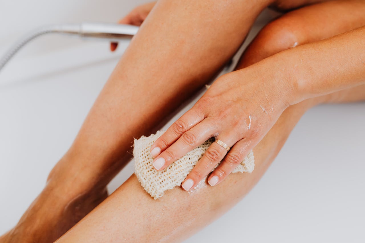 Femme qui exfolie sa peau avec un soin naturel
